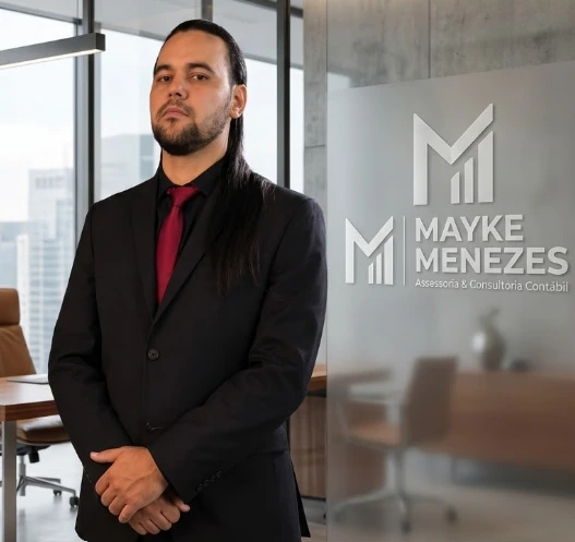 Mayke Menezes em ambiente de escritório